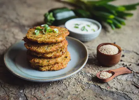 Galettes de quinoa aux courgettes et au chèvre frais