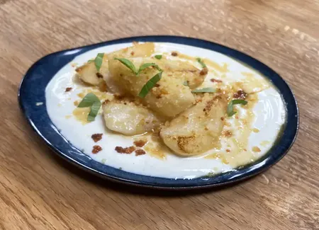 Poires rôties au miel, yaourt grec à la vanille et semoule grillée