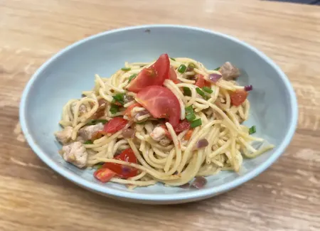Pâtes au porc, oignon rouge et tomates