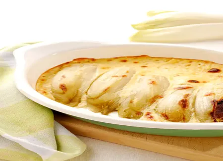 Endives gratinées aux oeufs à la sauce béchamel