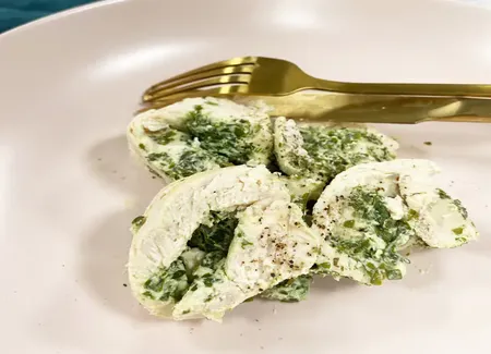 Blancs de poulet , crème de fromage de chèvre frais et persil en ballottine