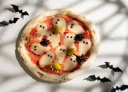 Pizza halloween aux fantômes de mozzarella