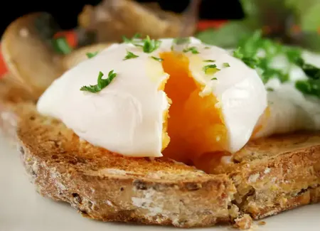 Epinards aux oeufs pochés et au basilic