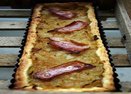 Tarte à l'oignon de roscoff et au lard