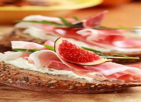 Pain au jambon fumé, chèvre, figues et miel