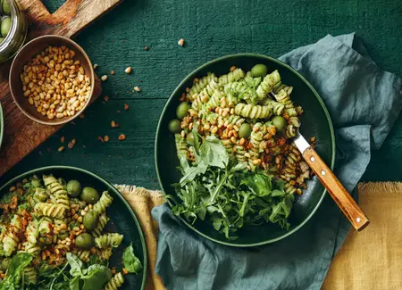 Salade de pâtes au pesto, olives et pignons