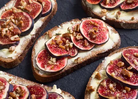 Tartines figues rôties, ricotta et noisettes concassées