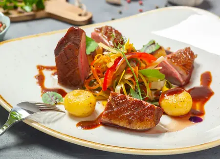 Salade au magret de canard et mangue