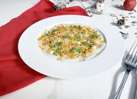 Carpaccio de saint jacques, quinoa frit, vinaigrette citron-noisette