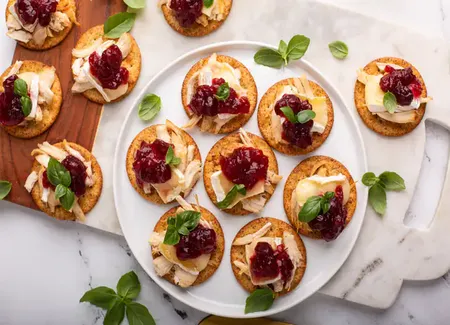 Toasts apéritifs au brie et confiture de cerises