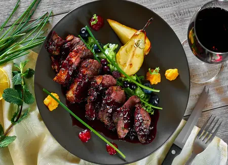 Magret de canard aux poires (au four, simple et délicieux)