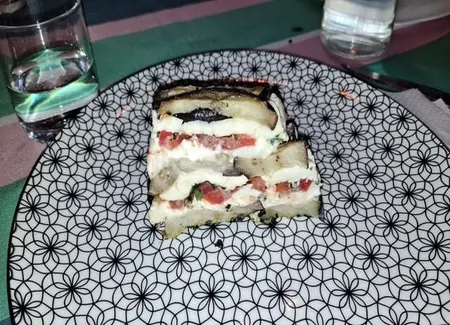 Mille feuilles d'aubergines au chèvre et à la menthe fraîche