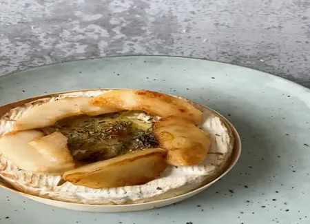Camembert rôti au miel et aux pommes