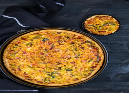 Quiche au poireaux, mascarpone et allumettes de jambon