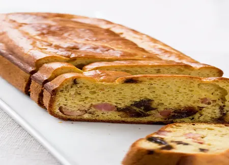 Cake aux pruneaux et aux lardons