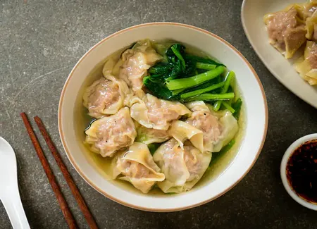 Soupe won-ton aux raviolis de boeuf et crevette