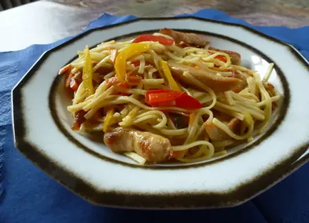 Nouilles au poulet et aux poivrons