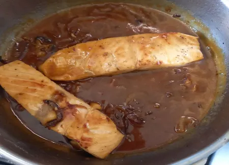Pavé de saumon grillé au miel et aux baies roses