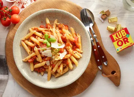 Penne à l'arrabbiata (sauce tomate pimentée)