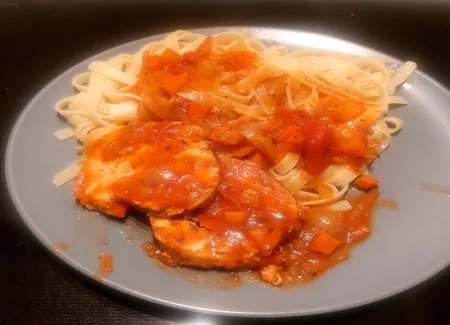 Rôti de dinde sauce tomate oignons