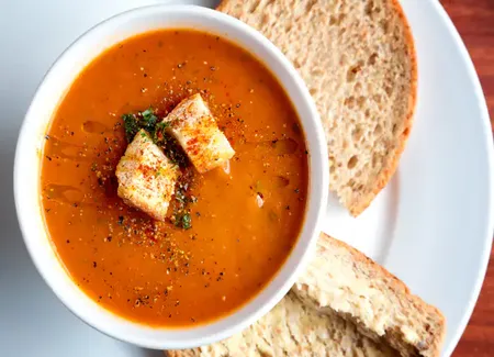 Salmorejo à déguster devant l'opéra le barbier de séville
