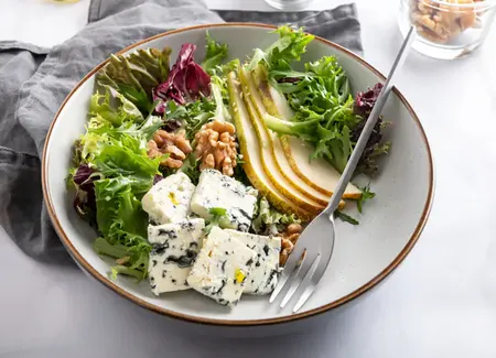 Pissenlits au roquefort en salade