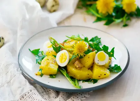 Pissenlits aux oeufs pochés