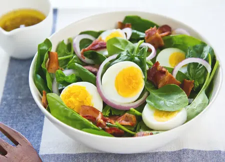 Salade d'épinards aux oeufs et aux lardons