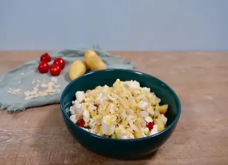 Salade de pommes de terre et oignons à la feta aop et aux tomates cerises confites
