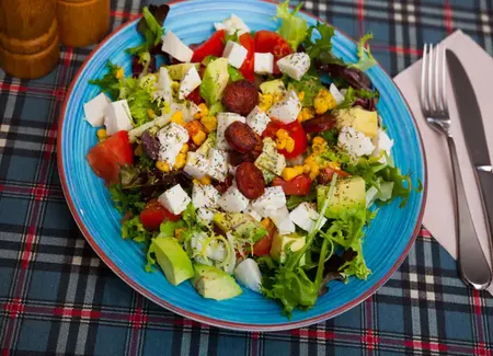 Salade mais, avocat, tomate, feta
