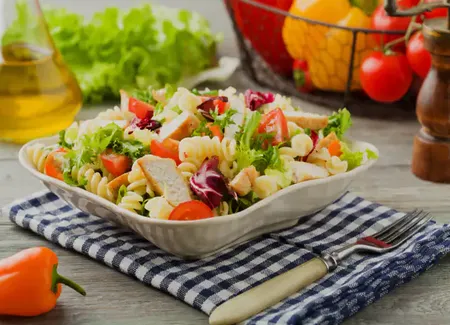 Salade de pâtes au poulet et légumes d'été