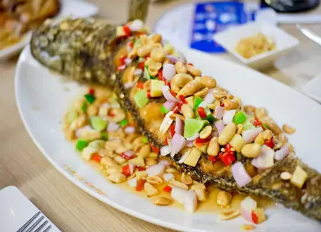 Brochette de poisson mariné aux arachides