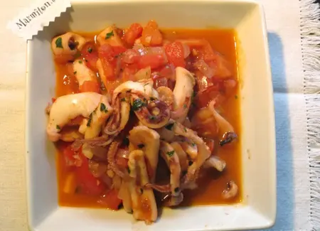 Calamars sautés à la minute aux piments et dés de tomates