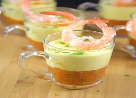 Verrines de tomates, mousse de poivrons jaunes et crevettes