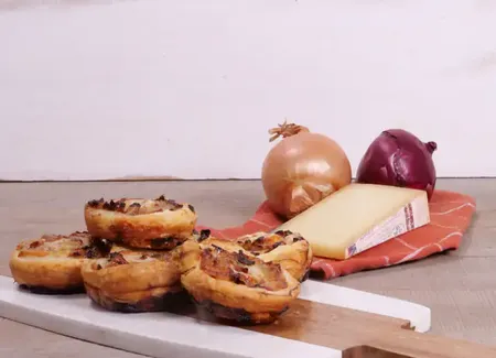 Roulés apéritifs à la fontina aop et chutney d'oignons