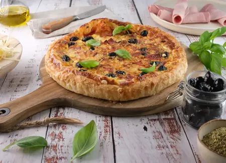 Quiche jambon, fromage, tomate, olives