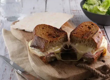 Grilled cheese à la raclette fumée et au jambon