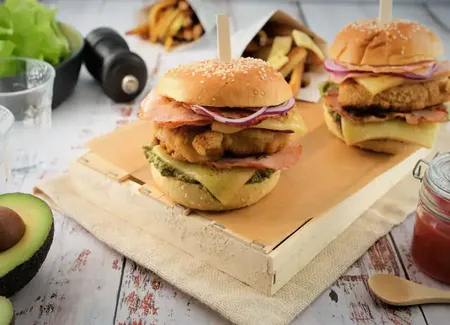 Burger avocat au poulet pané, bacon et raclette