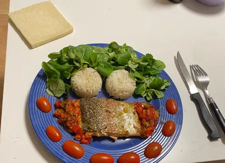 Saumon cuit avec des oignons et des poivrons