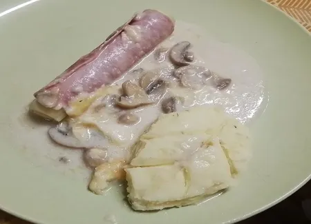 Gratin de poireaux, champignons, jambon et fromage (recette belge)