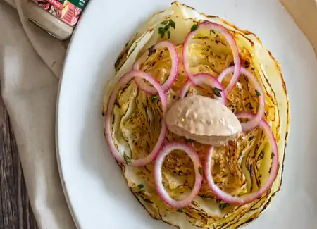 Pavé de chou rôti, pickles d’oignon & sauce gourmet "cèpes & porto" bénédicta par alexia duchêne