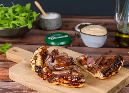 Tarte à l'échalote façon tarte tatin avec sauce au poivre bénédicta et roquette