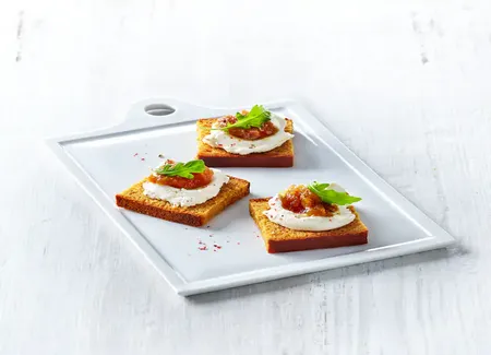 Toast labné, pain d’épice et chutney d’oignon