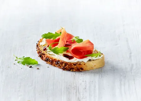 Toast labné, jambon, roquette et velours balsamique