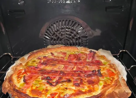 Tarte aux poireaux, tomates et bacon