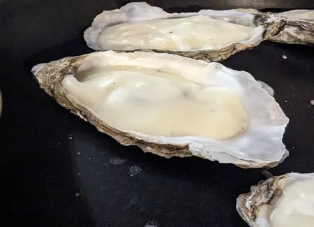 Huitres chaudes, sauce à la crème et à l'échalote