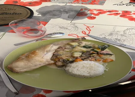 Cuisses de lapin lardons et petits légumes, sauce crémeuse au vin blanc