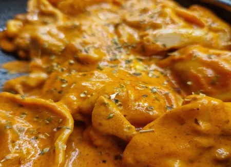 Tortellini aux épinards, crème tomate et lardons