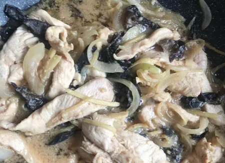 Poulet sauté au gingembre et aux champignons noirs