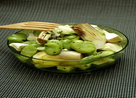 Salade tiède de fèves, artichaut et feta
